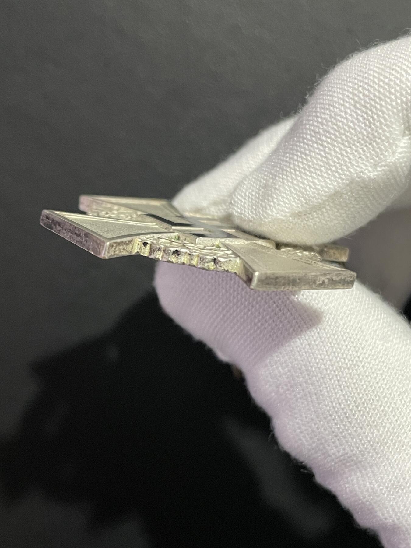 二战德国公务员忠诚服务25年裸章原品，品相完美镀层好珐琅好，之前有原盒已经惠让给朋友了，所以我认为这应该是库存品 注：相机拍摄原因会与实物些许色差图片中更亮更白，历史特殊物品售出不退不换原品保真支持鉴定