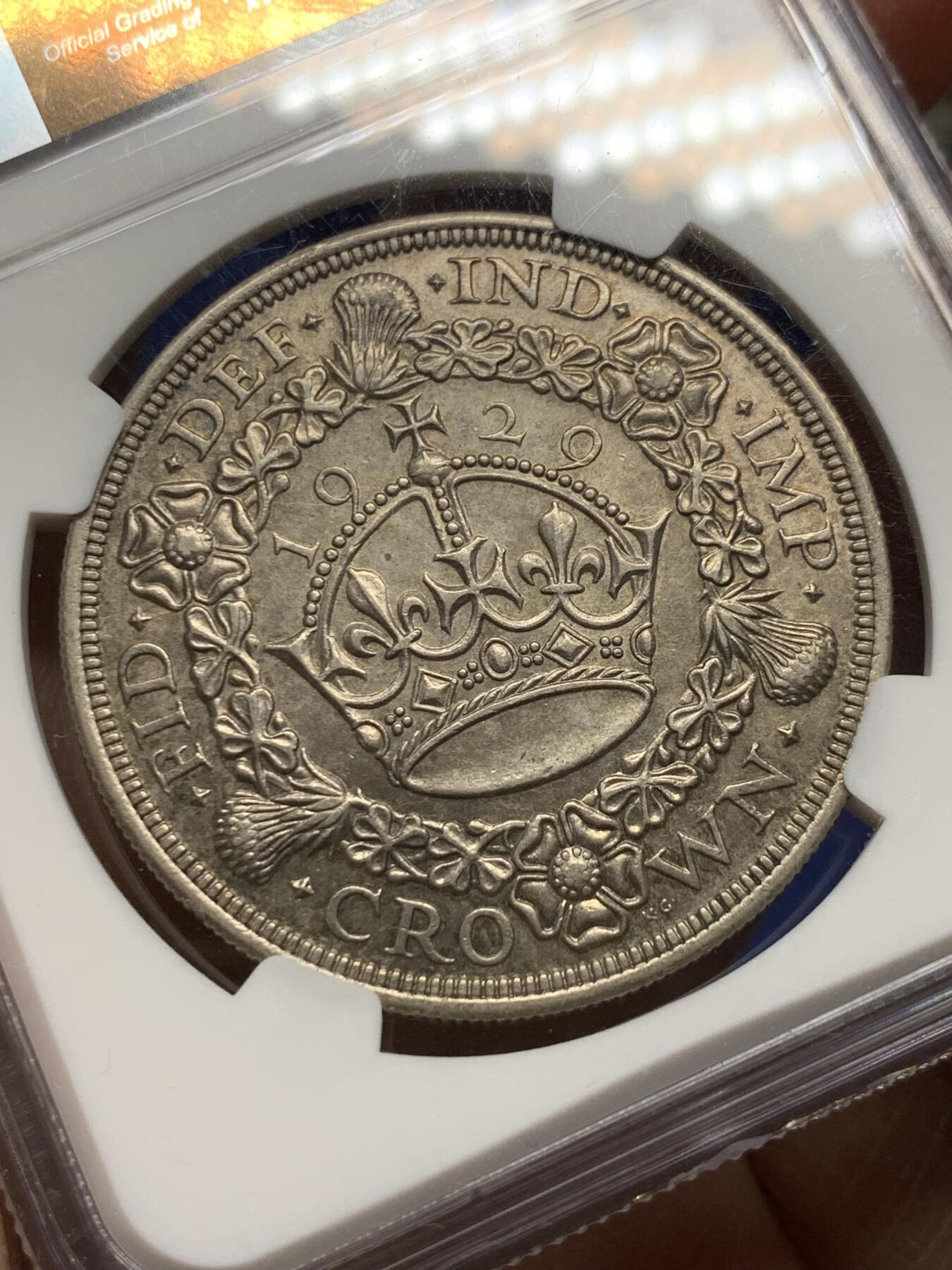《竞宝斋》第356场 周日，周一  2场连拍 （全场包邮） NGC AU58 英国1929年乔治五世花冠银币，发行量仅为4994枚，币面包浆自然，状态俱佳，市面上卖一枚少一枚，英系迷们且藏且珍惜
