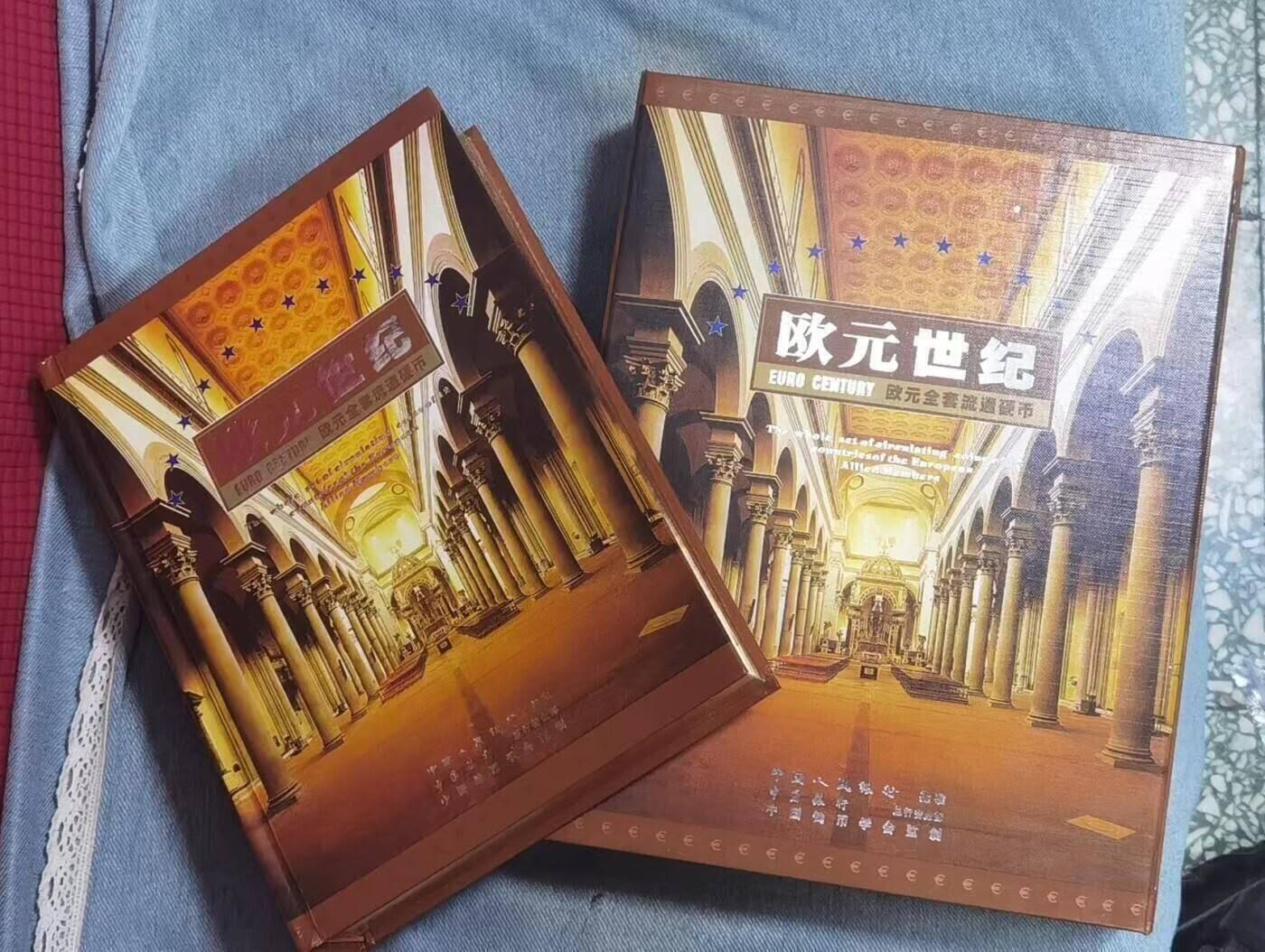 北京马甸外国币专卖第134期，外国非贵金属纪念币，流通币专场，陆续上拍，欢迎关注 欧洲原始12国欧元套币大全套豪华礼品册，奥地利，意大利，葡萄牙，德国，卢森堡，爱尔兰，希腊，芬兰，法国，比利时，荷兰，西班牙，其中前7国为2002年清版币，整体品相为全新未流通品相，币册很重包邮'