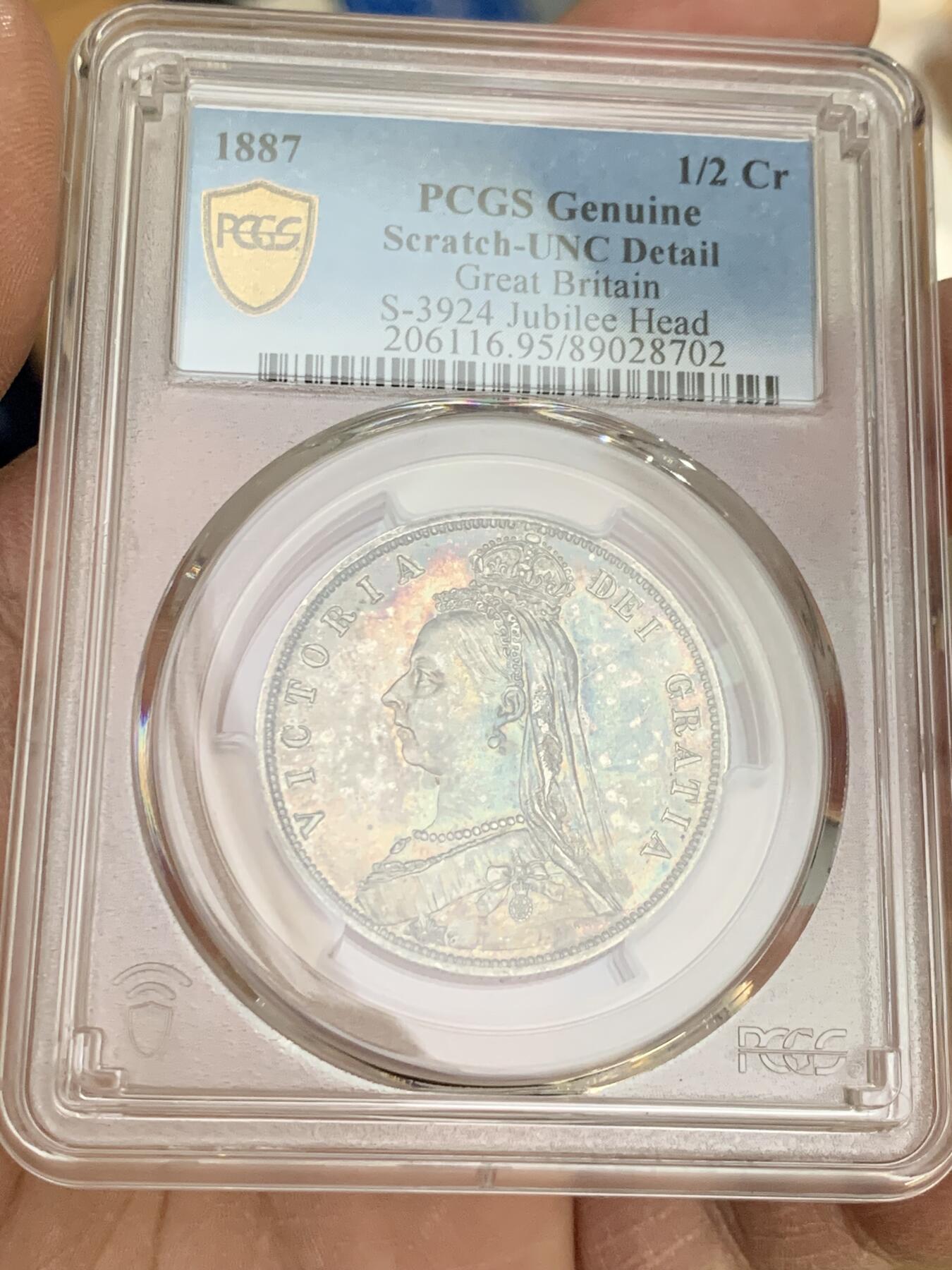 《竞宝斋》第356场 周日，周一  2场连拍 （全场包邮） NGC UNC 英国 1887年 维多利亚高冠半克朗大银币 通体五彩斑斓 细节高点具在 细节见图
