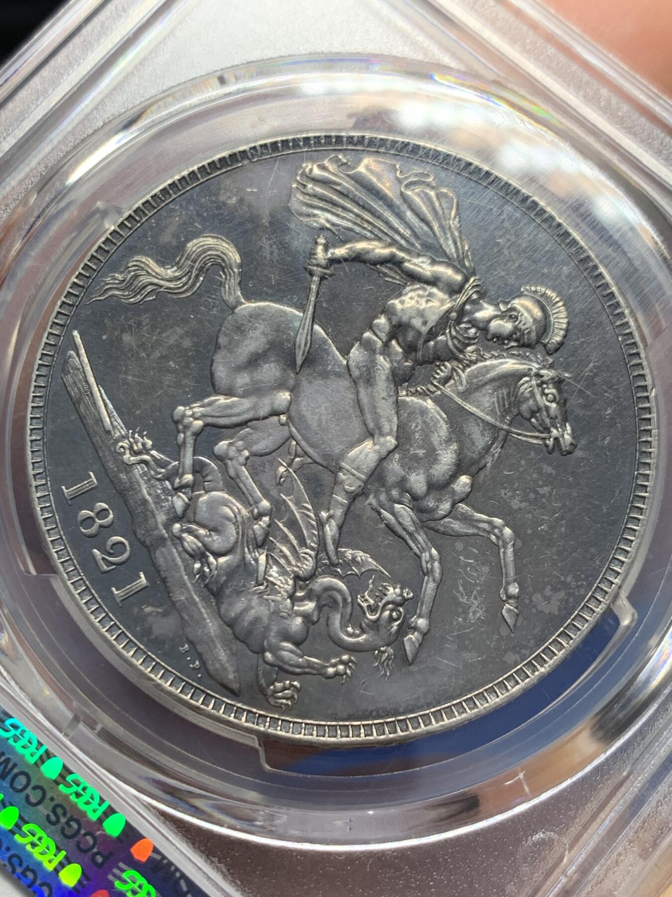 《竞宝斋》第356场 周日，周一  2场连拍 （全场包邮） PCGS AU58 英国乔治四世马剑克朗银币 紫黑色包浆 细节很不错 基本无磨损 包浆较厚才给了58 如果犹豫BU级的高价格 这颗58绝对是好选择