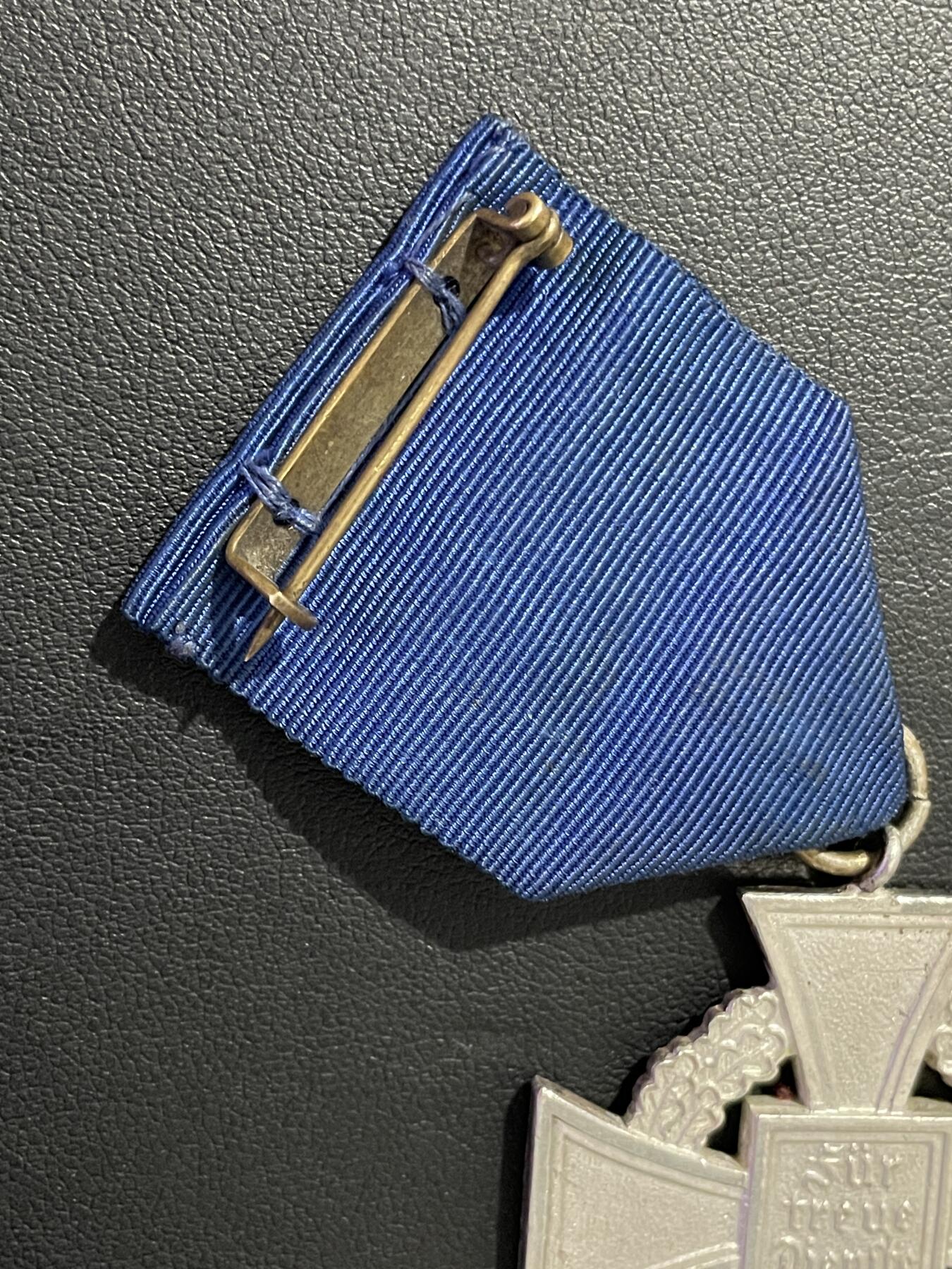 二战德国公务员忠诚服务25年裸章原品，品相完美镀层好珐琅好，之前有原盒已经惠让给朋友了，所以我认为这应该是库存品 注：相机拍摄原因会与实物些许色差图片中更亮更白，历史特殊物品售出不退不换原品保真支持鉴定