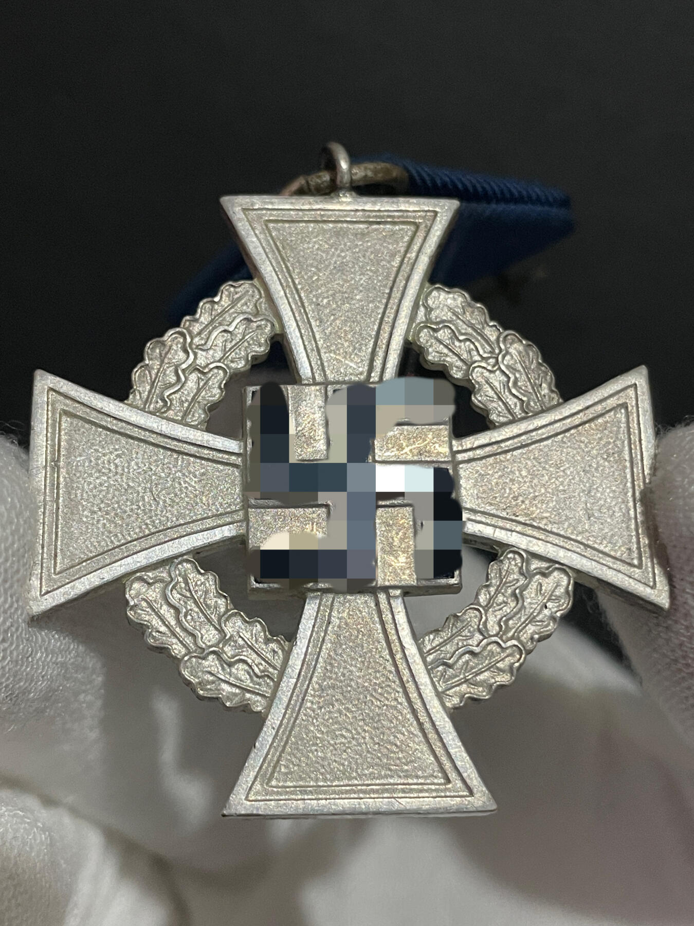 二战德国公务员忠诚服务25年裸章原品，品相完美镀层好珐琅好，之前有原盒已经惠让给朋友了，所以我认为这应该是库存品 注：相机拍摄原因会与实物些许色差图片中更亮更白，历史特殊物品售出不退不换原品保真支持鉴定