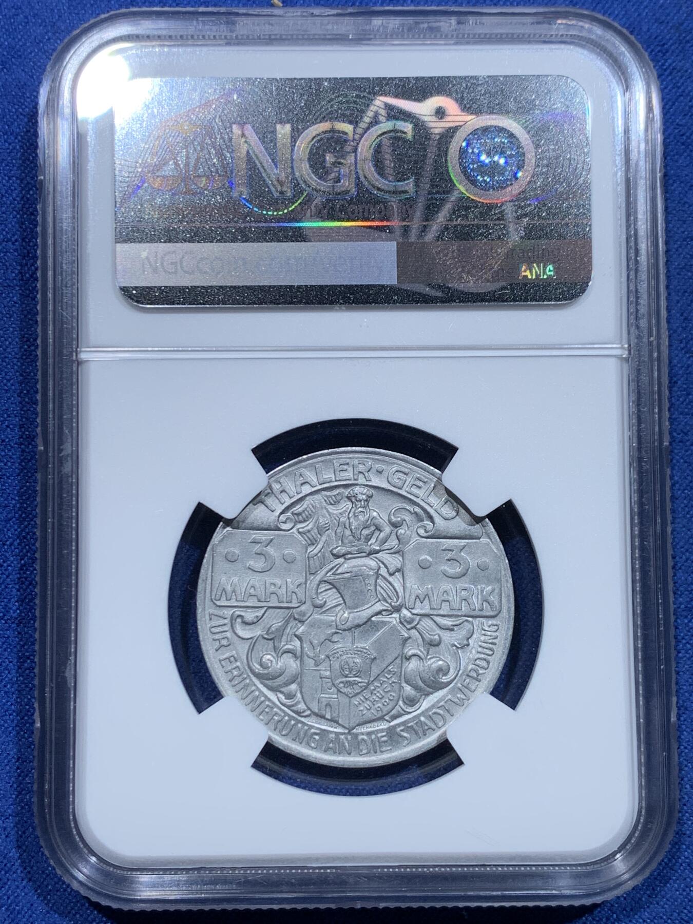 《竞宝斋》第356场 周日，周一  2场连拍 （全场包邮） NGC MS65 德国1921年塔勒哈兹猎人3马克紧急状态币，俗称德紧马剑，设计精美繁复，游猎的力量与敏捷跃然币上。1921年德国处于魏玛共和国初期，正经历一战后的经济衰退和通货膨胀，政府为应对现金短缺，发行了紧急货币（Notgeld）。