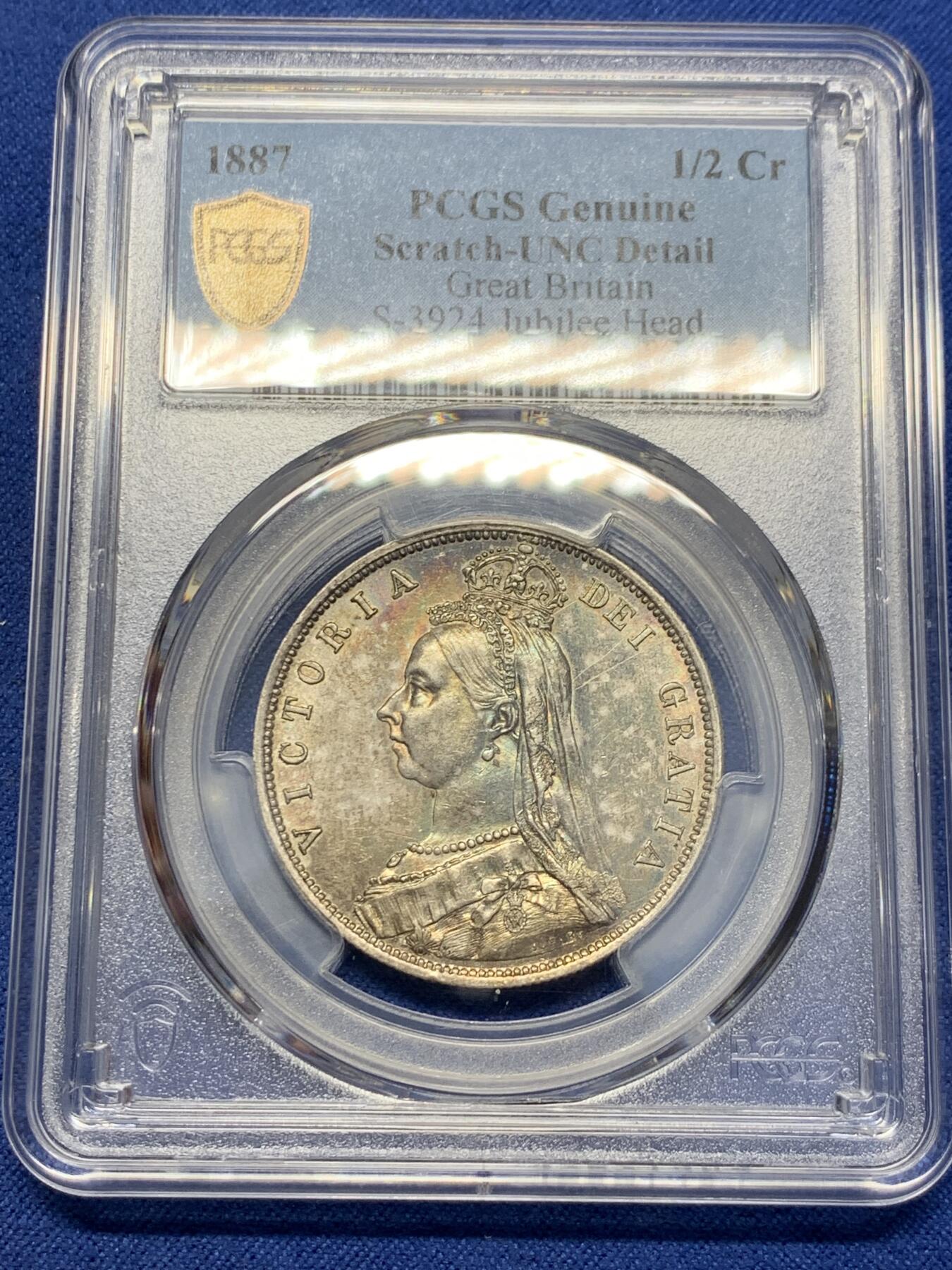 《竞宝斋》第356场 周日，周一  2场连拍 （全场包邮） NGC UNC 英国 1887年 维多利亚高冠半克朗大银币 通体五彩斑斓 细节高点具在 细节见图