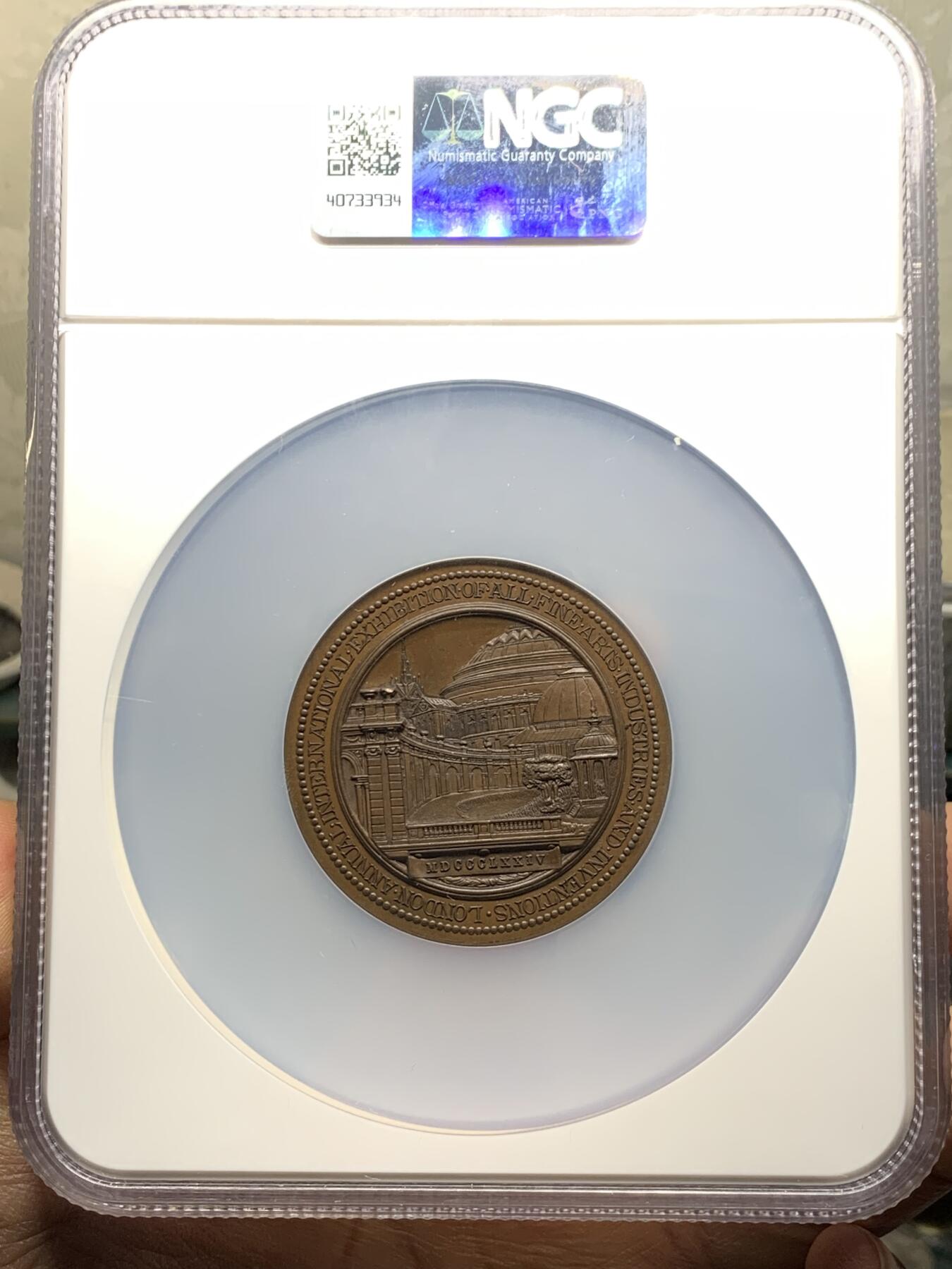 《竞宝斋》第356场 周日，周一  2场连拍 （全场包邮） NGC MS63BN 英国 1874 爱德华王子像  国际展览 大铜章 N加大加厚盒