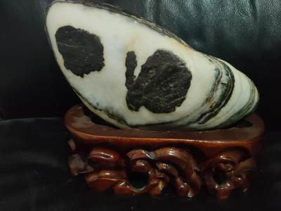 [2月22日奇珍异宝评级卡] 图案奇石，天然保真，假一赔十。【雪原问道】，旅人卧熊; 一动一静，触似浮雕。一方奇石，一眼新疆。规格:约23*11*8cm,重2.45kg，国内运费5元/kg（自然造化，倒置则巧兔跃然。成交价2000元以上包邮），不含底座，有其他疑问可留言。