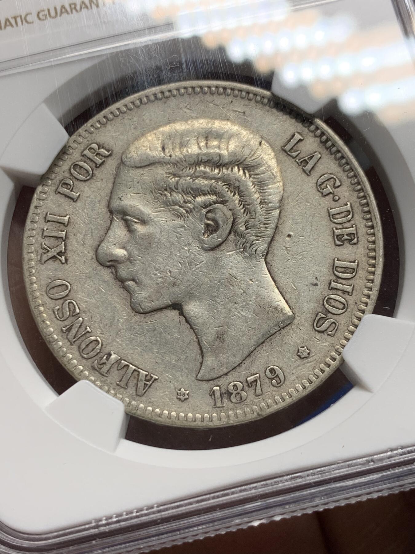 《竞宝斋》第356场 周日，周一  2场连拍 （全场包邮） NGC XFD 西班牙1879年 阿方索十二世 5比塞塔 双柱大银币 （79）的比较少
