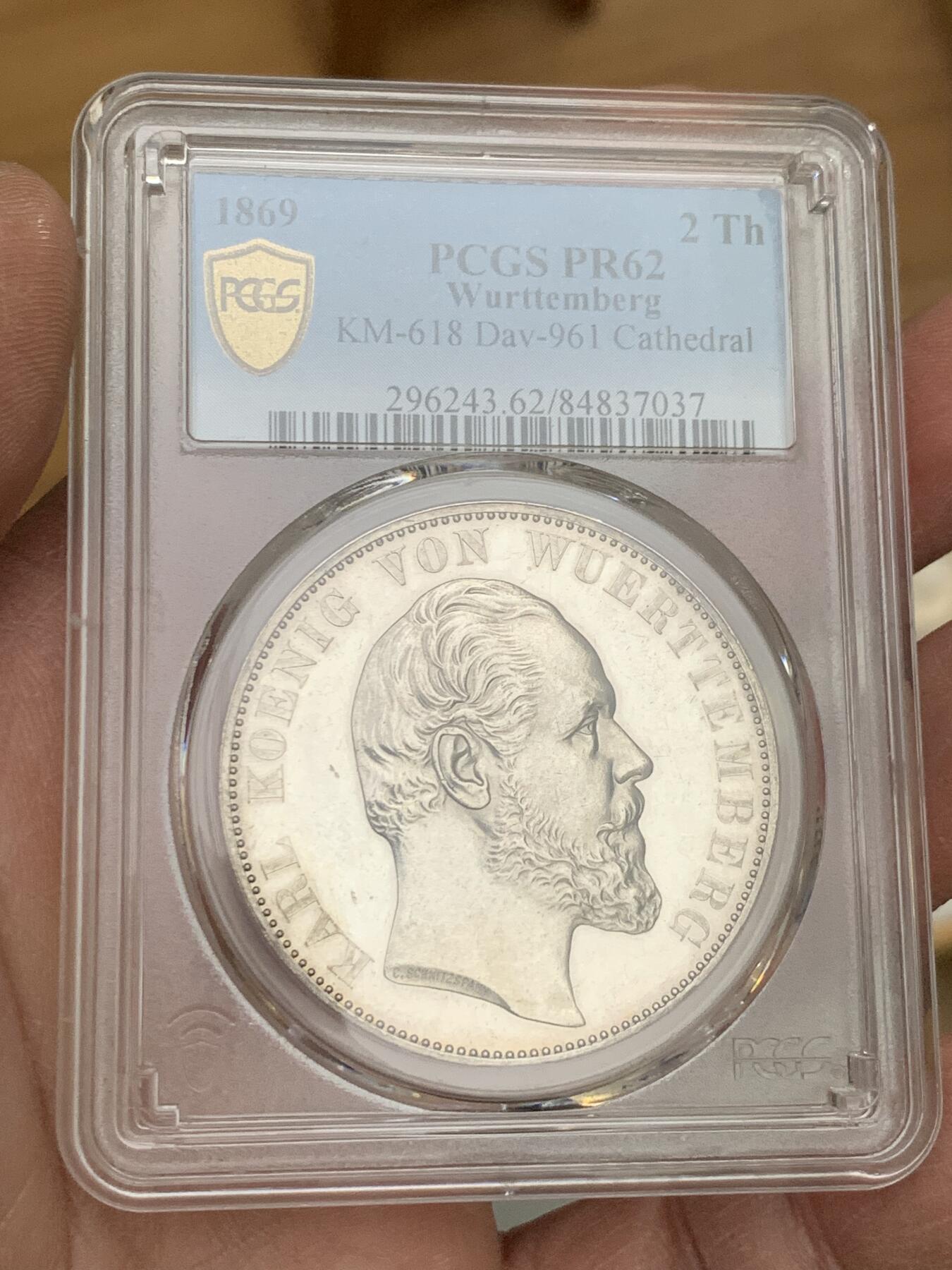 《竞宝斋》第356场 周日，周一  2场连拍 （全场包邮） PCGS-PR62（纯银版）德国符腾堡1869年2泰勒乌尔姆教堂大银币。1869年纯银精制版发行量为80枚，此币重量33.5克，是69年ngc冠军分，由于喜欢PCGS外观所以换盒、但遗憾是PCGS对于教堂没有专门的纯银标注，所以保留NGC标签，附NGC记录