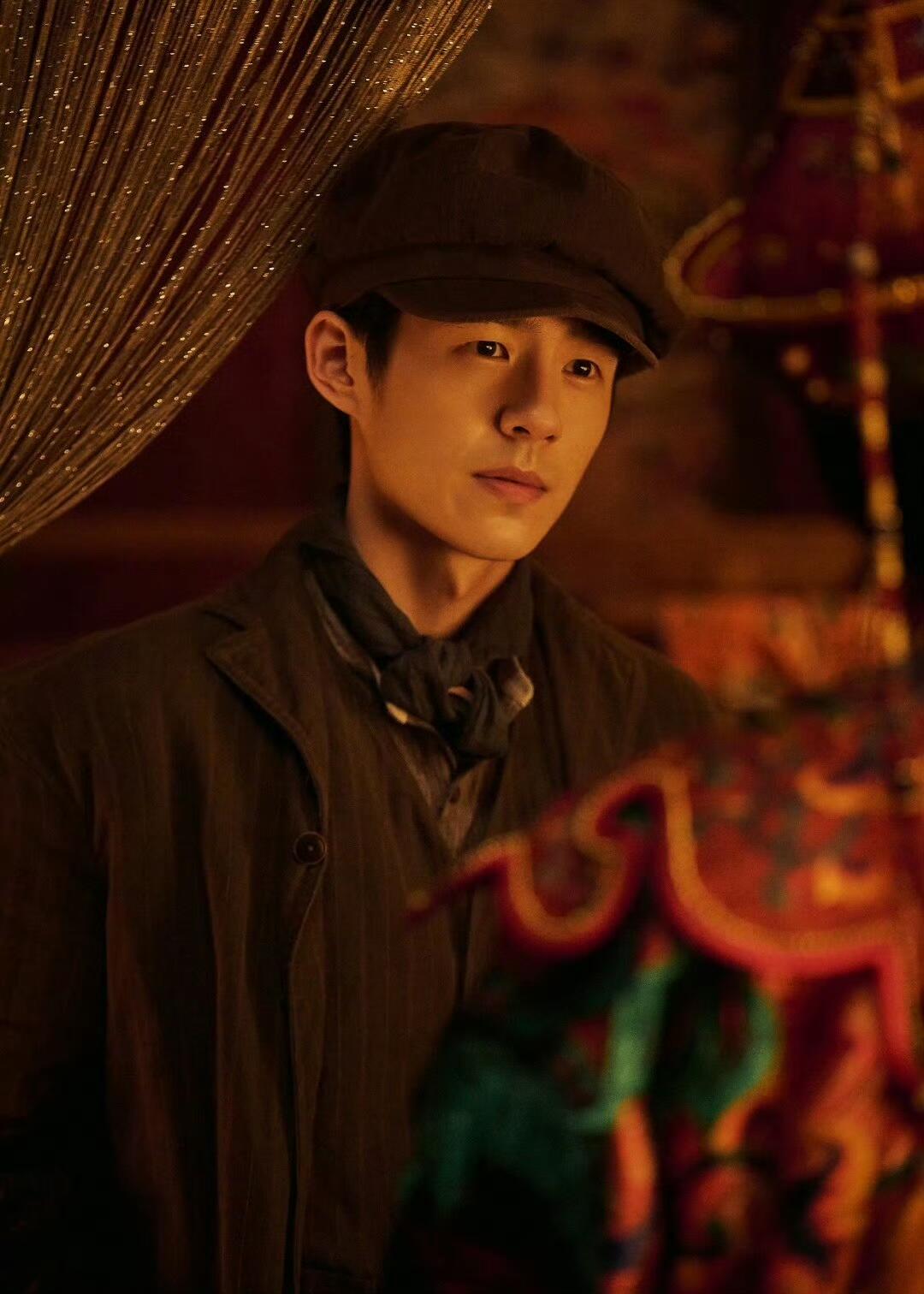 零元拍：上映25天今天破33亿，《唐探1900》导演陈思诚，双男主刘昊然、王宝强三签影片Luxe官方海报，签于广州路演！