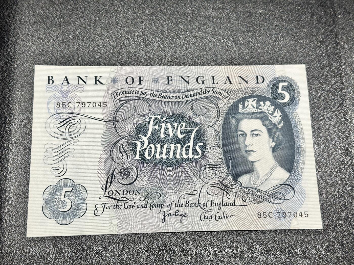 《外钞收藏家》第四百九十二期 英国C序列5镑 全新 尾45