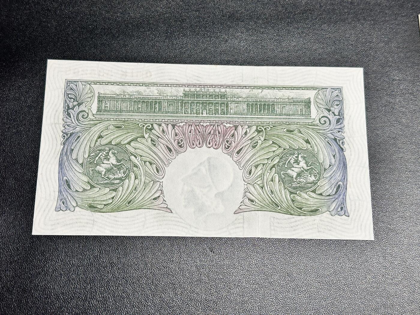 《外钞收藏家》第四百九十二期 英国A序列1镑 无47尾8 全新 轻微潮 另一个签名