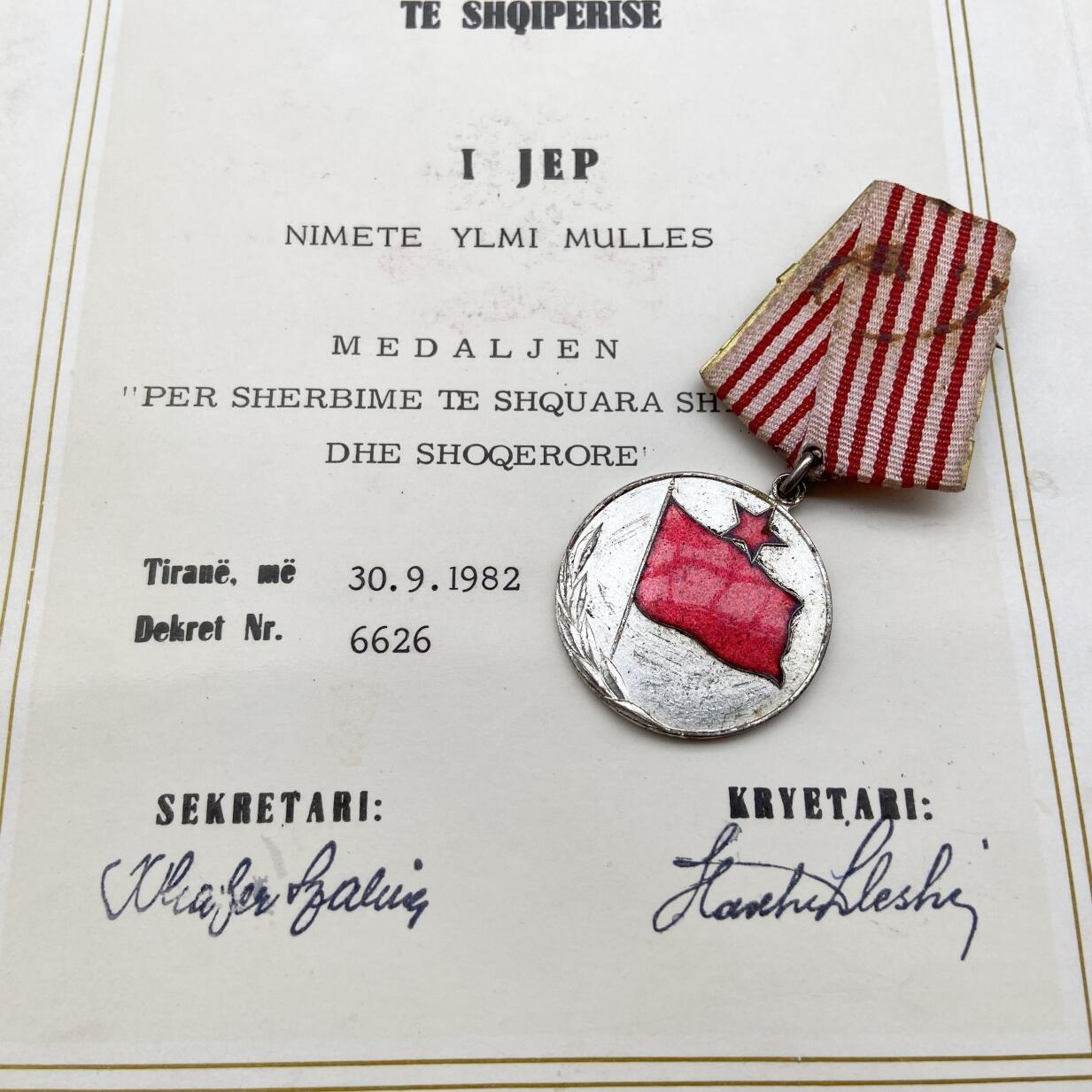社会主义时期 阿尔巴尼亚杰出服务勋章 带1982年证书