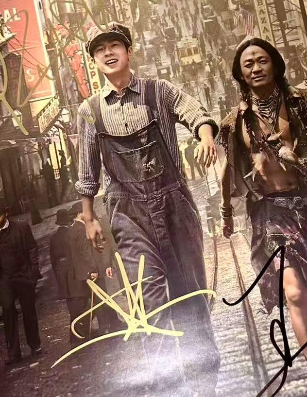 零元拍：上映25天今天破33亿，《唐探1900》导演陈思诚，双男主刘昊然、王宝强三签影片Luxe官方海报，签于广州路演！