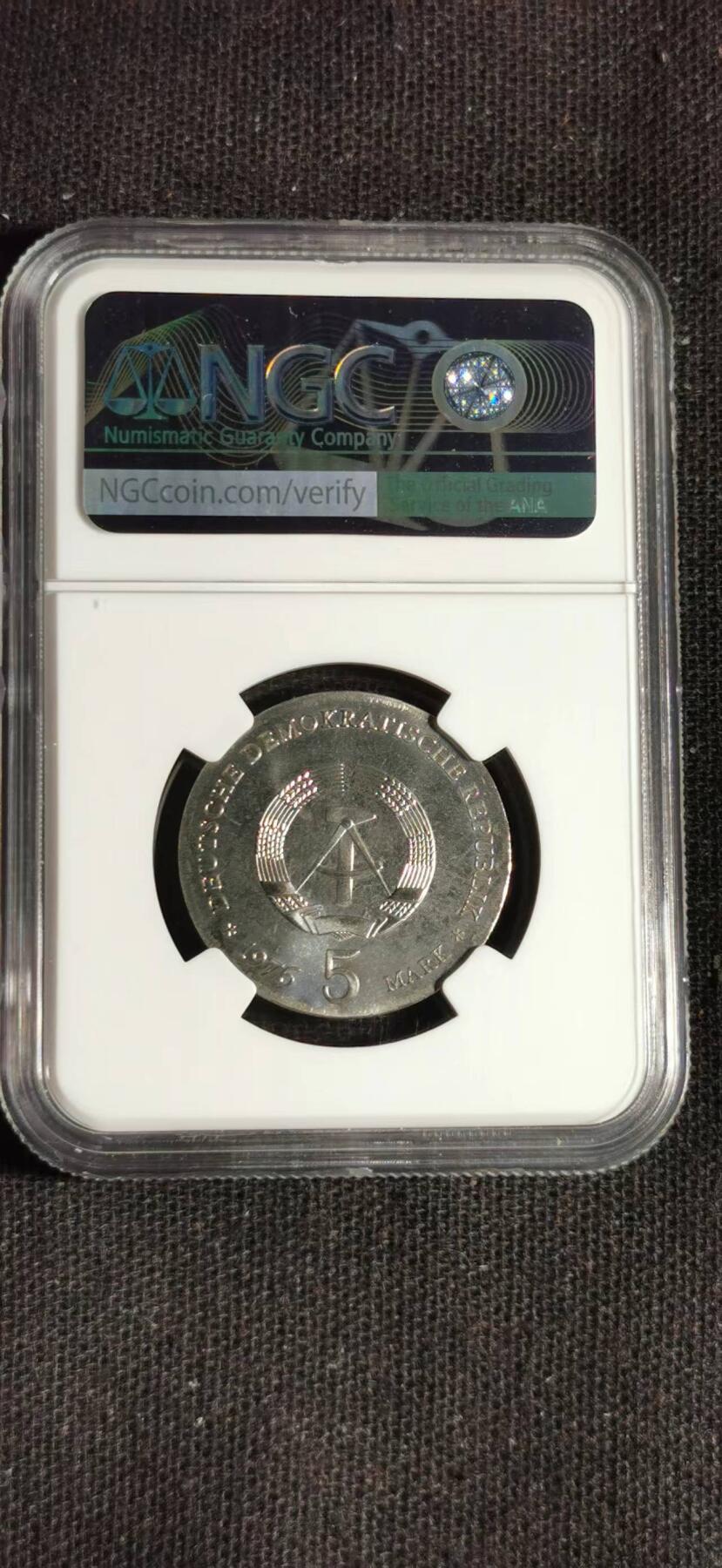 刘世昌艺术品销售中心～虎踞龙蟠*金杨在线联拍群第515期 民主德国（东德）1976年“费迪南德.冯.席尔诞辰200周年”5马克纪念币（NGC   MS65   串号：6415595-037）1枚。