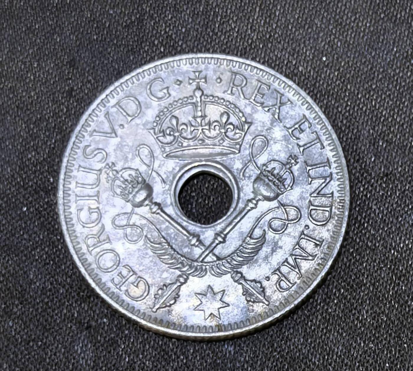 北京马甸外国币专卖第135期，外国币专场，陆续上拍，欢迎关注 好品相英属新几内亚.1936中圆孔1先令银币.重5.38克.92.5%银.直径23.5mm