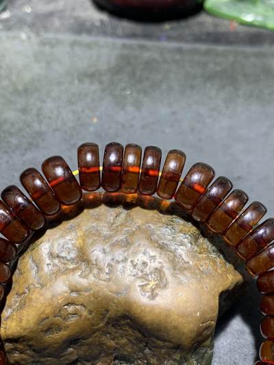乌克兰血珀随形隔片手串一条 乌克兰血珀随形隔片手串一条