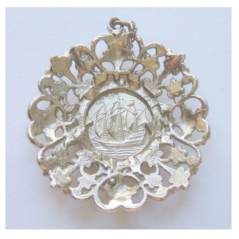 英国伊丽莎白 花边镂空镀银高浮雕精制币章吊坠 50MM