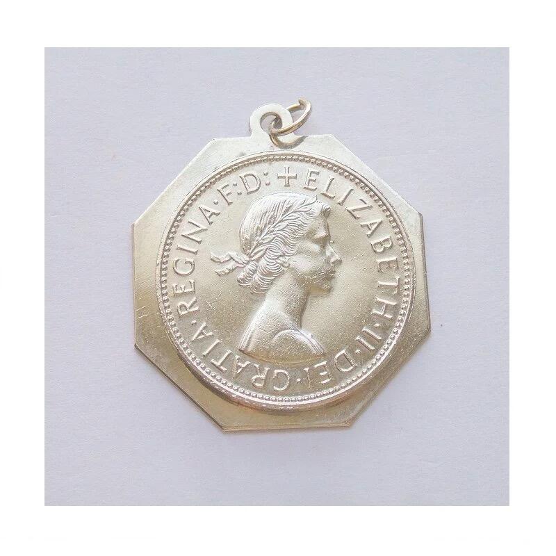 英国伊丽莎白 镀银高浮雕精制八角六边形币章吊坠 35MM