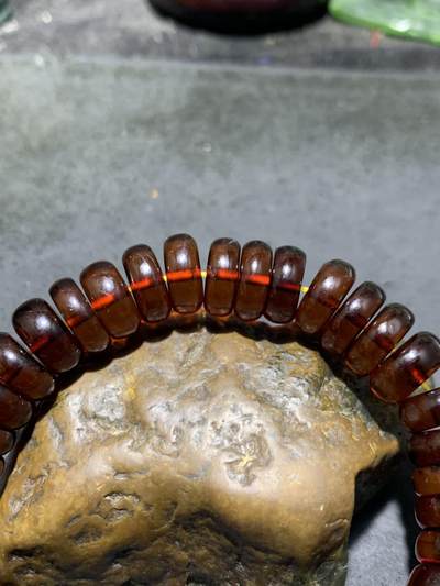 乌克兰血珀随形隔片手串一条 乌克兰血珀随形隔片手串一条