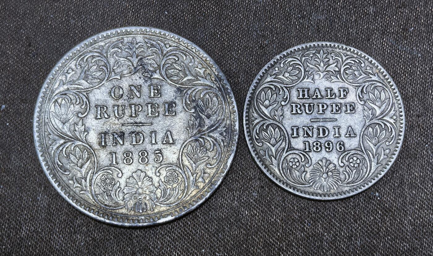 北京马甸外国币专卖第135期，外国币专场，陆续上拍，欢迎关注 英属印度维多利1卢比1/2卢比一对银币