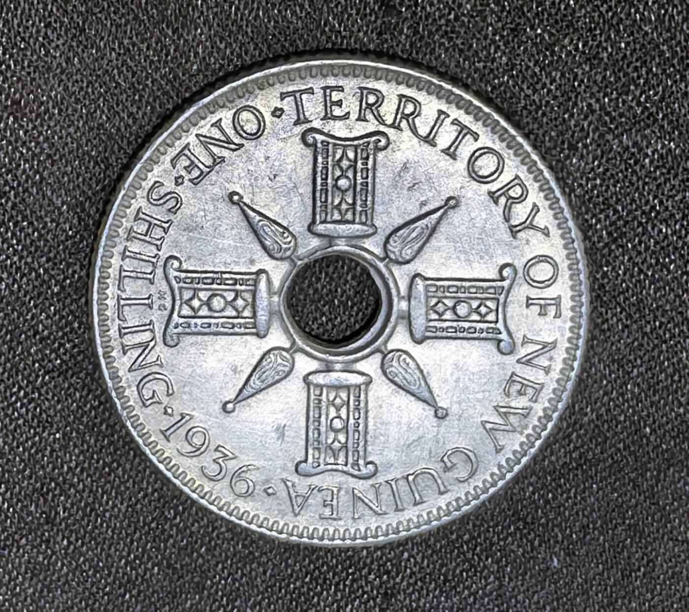 北京马甸外国币专卖第135期，外国币专场，陆续上拍，欢迎关注 好品相英属新几内亚.1936中圆孔1先令银币.重5.38克.92.5%银.直径23.5mm