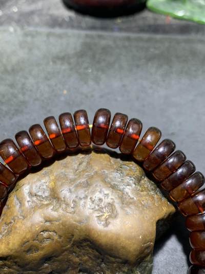 乌克兰血珀随形隔片手串一条 乌克兰血珀随形隔片手串一条