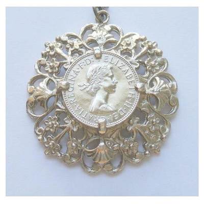 英国伊丽莎白 花边镂空镀银高浮雕精制币章吊坠 50MM - 英国伊丽莎白 花边镂空镀银高浮雕精制币章吊坠 50MM