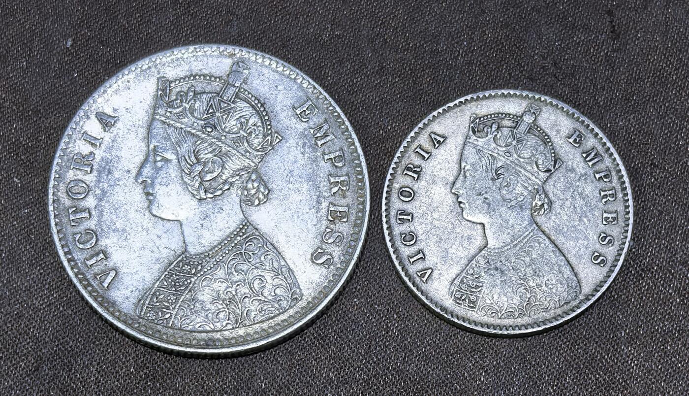 北京马甸外国币专卖第135期，外国币专场，陆续上拍，欢迎关注 英属印度维多利1卢比1/2卢比一对银币