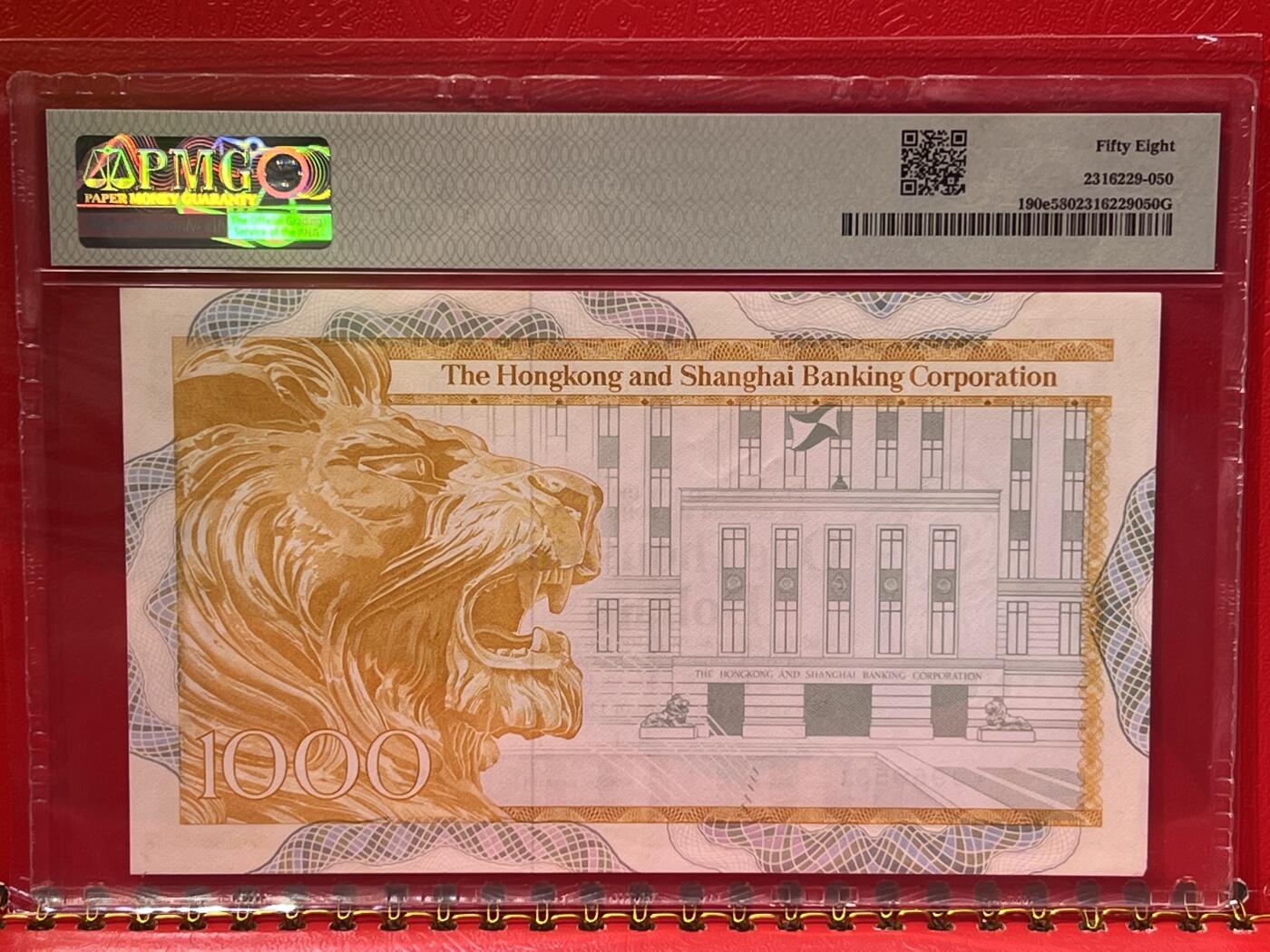 大中华拍卖第772期 香港汇丰银行831000大金狮 J956551 这款钞票的设计具有浓厚的殖民地色彩，正面主图为汇丰银行的狮马徽（狮马徽是汇丰银行的标志，象征着力量和速度），背面主图为石狮，体现了香港作为英国殖民地时期的文化特色。