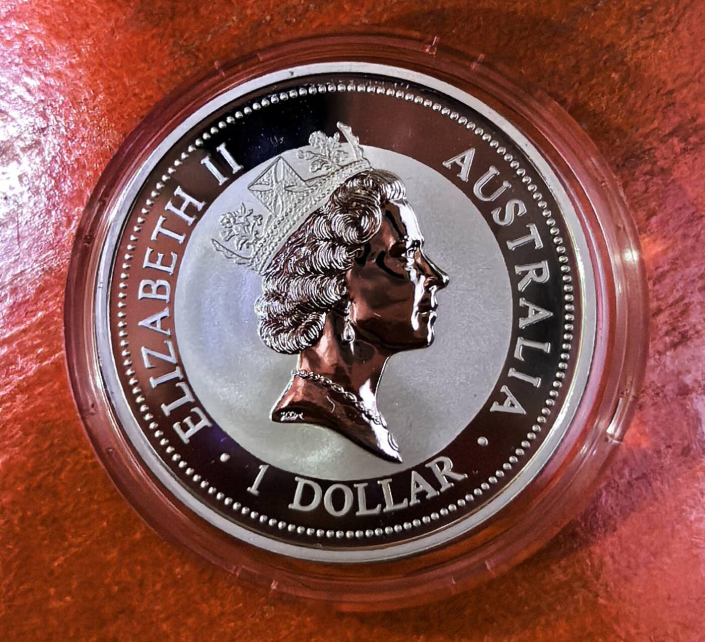 北京马甸外国币专卖第135期，外国币专场，陆续上拍，欢迎关注 1996年澳大利亚镶金熊猫翠鸟银币，重1盎司，999银，金0.6克，品相如图，盒证齐全