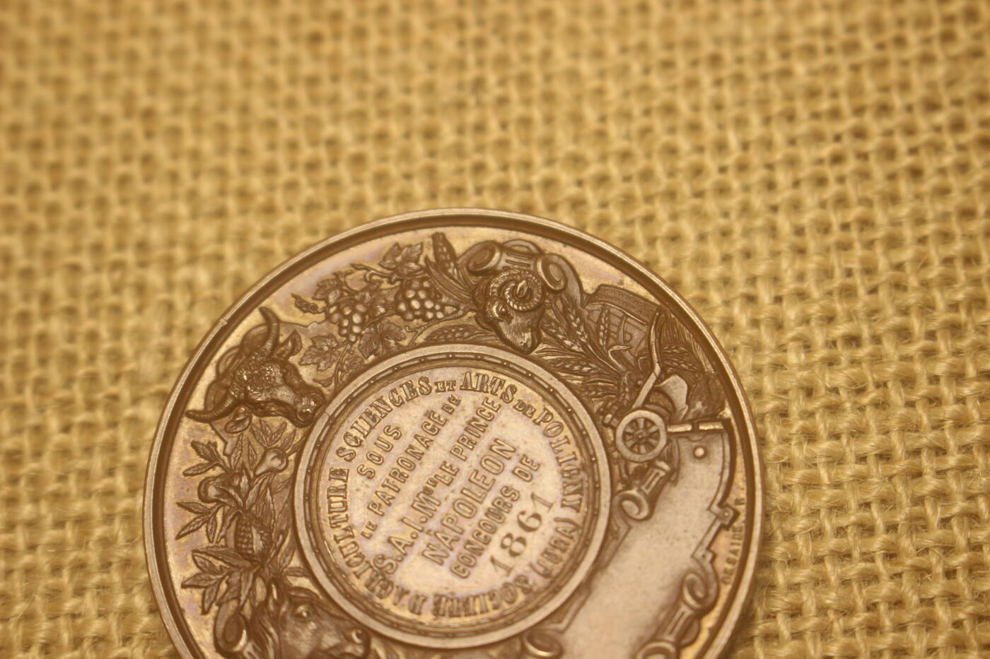 2025.3.1英法主题小拍卖 法国拿破仑三世1861年农牧业博览会铜章，直径约4厘米，侧边铭手指CUIVRE，整体细节锐利，库存品相