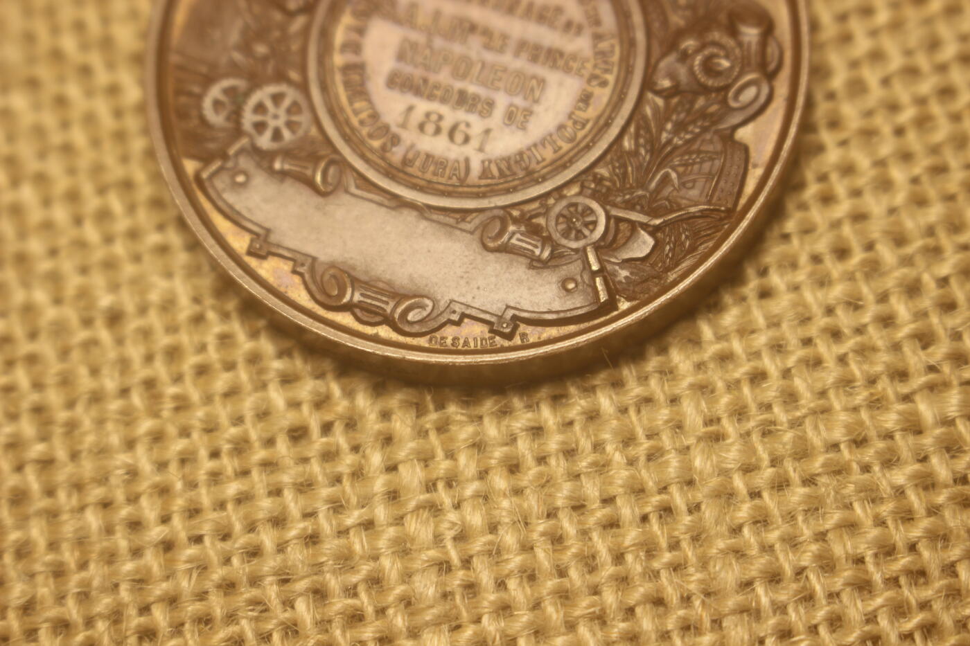 2025.3.1英法主题小拍卖 法国拿破仑三世1861年农牧业博览会铜章，直径约4厘米，侧边铭手指CUIVRE，整体细节锐利，库存品相