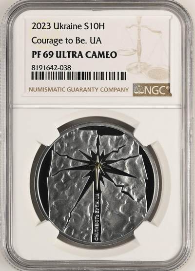 S&S Numismatic世界钱币-拍卖 第106期  - 获奖币*乌克兰2023年 刀锋勇气 10格里夫纳精制镀金纪念银币 盒证齐全 NGC PF69UC（所有图中痕迹都是壳子上，币面无瑕疵）