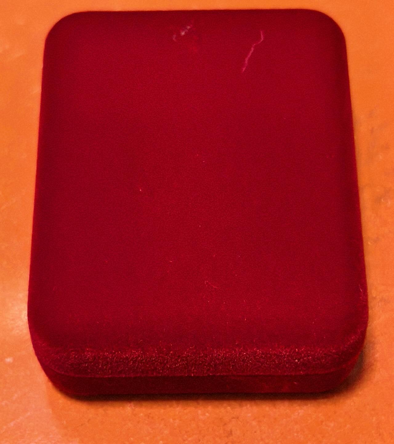 北京马甸外国币专卖第135期，外国币专场，陆续上拍，欢迎关注 1996年澳大利亚镶金熊猫翠鸟银币，重1盎司，999银，金0.6克，品相如图，盒证齐全