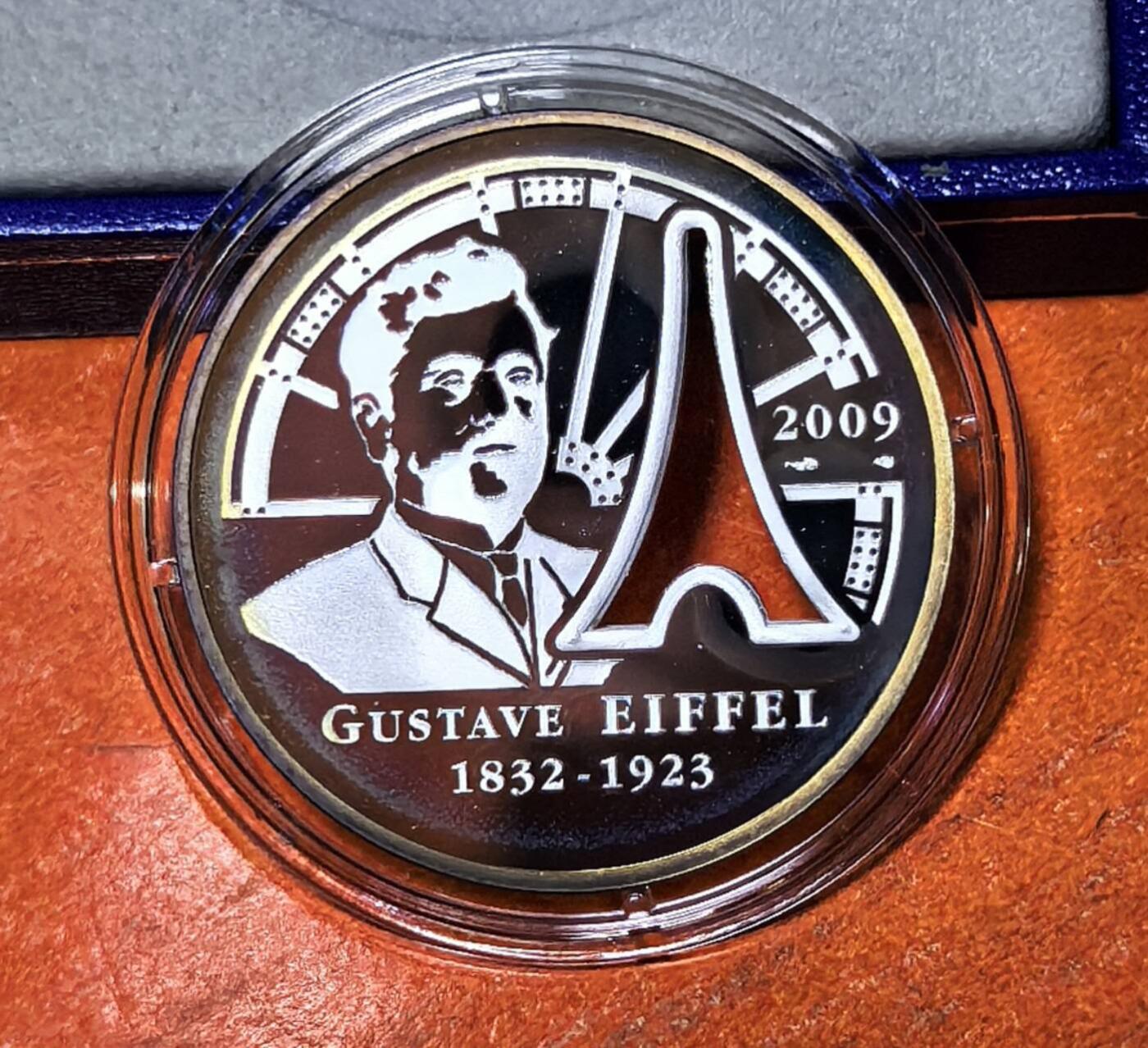 北京马甸外国币专卖第135期，外国币专场，陆续上拍，欢迎关注 法国2009年埃菲尔铁塔10欧元镂空精制纪念银币