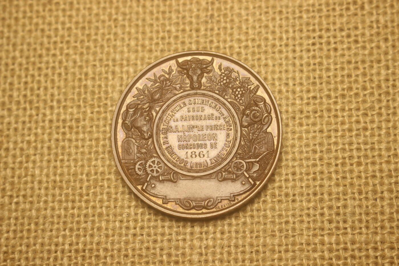 2025.3.1英法主题小拍卖 法国拿破仑三世1861年农牧业博览会铜章，直径约4厘米，侧边铭手指CUIVRE，整体细节锐利，库存品相