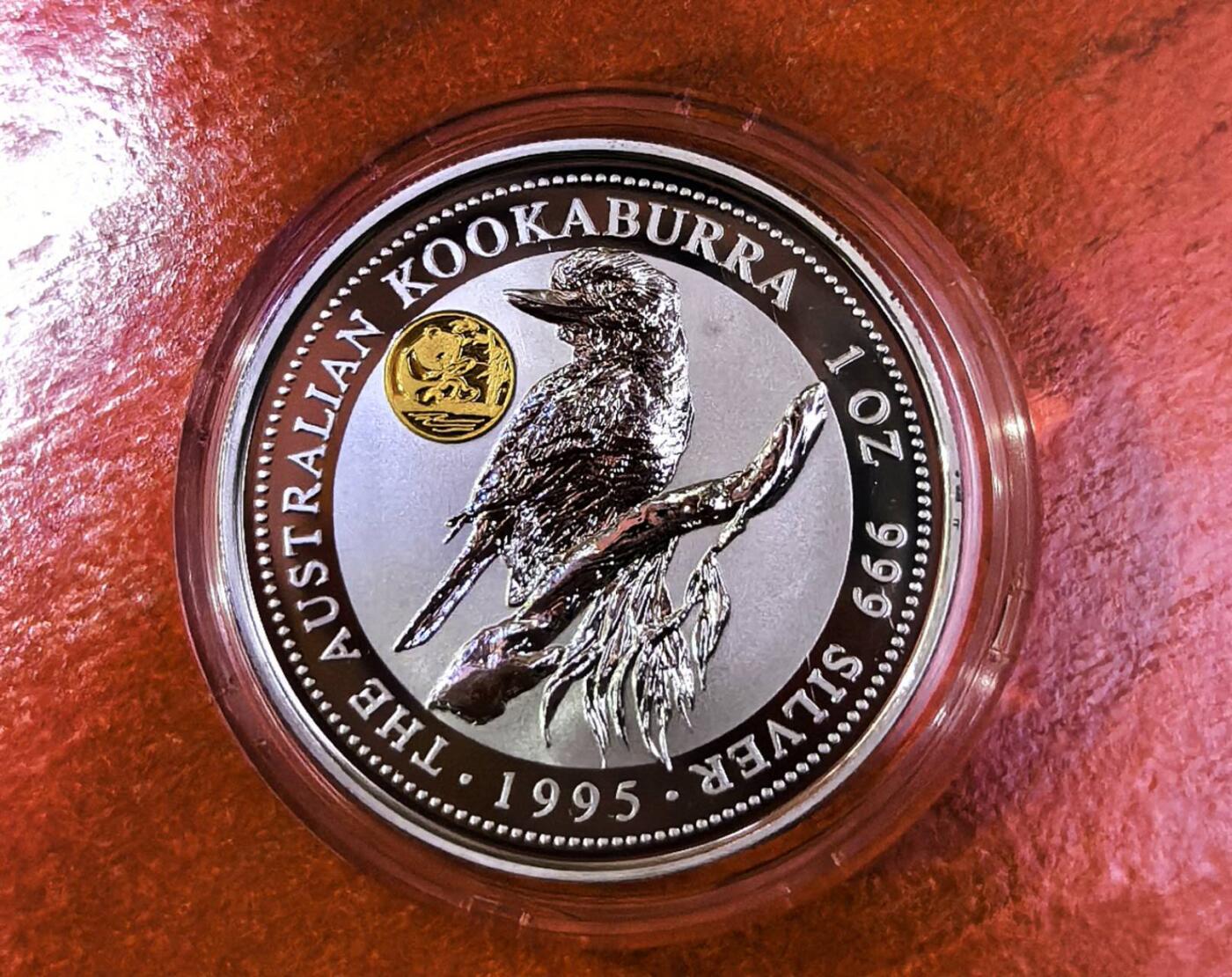 北京马甸外国币专卖第135期，外国币专场，陆续上拍，欢迎关注 1996年澳大利亚镶金熊猫翠鸟银币，重1盎司，999银，金0.6克，品相如图，盒证齐全