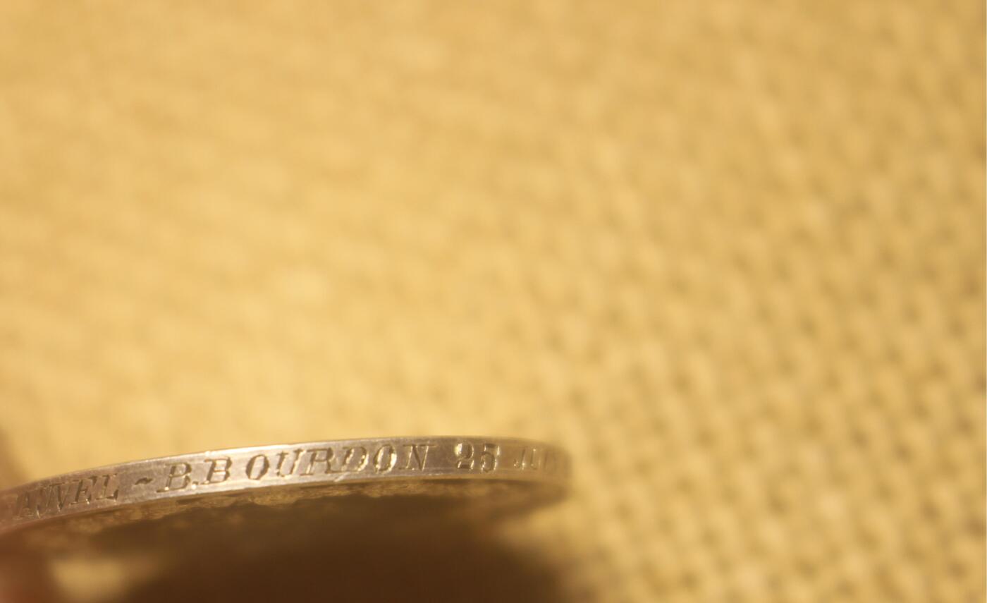 2025.3.1英法主题小拍卖 法国1907年结婚纪念章，银质，直径3厘米，背面手工刻画纹章，侧边铭夫妇名字以及丰饶角ARGENT标，整体细节锐利，近库存品相