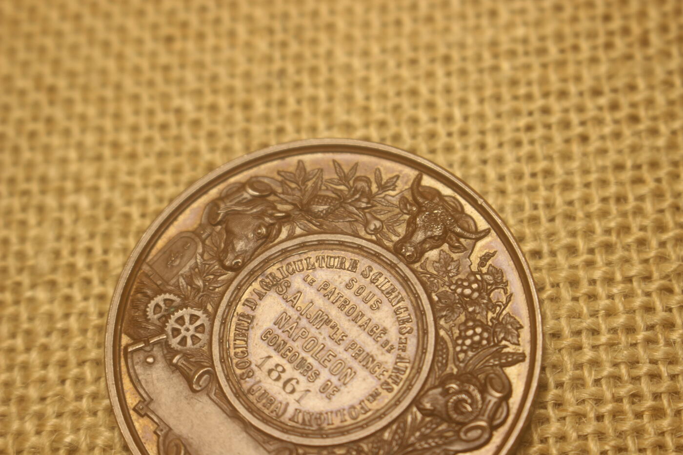 2025.3.1英法主题小拍卖 法国拿破仑三世1861年农牧业博览会铜章，直径约4厘米，侧边铭手指CUIVRE，整体细节锐利，库存品相