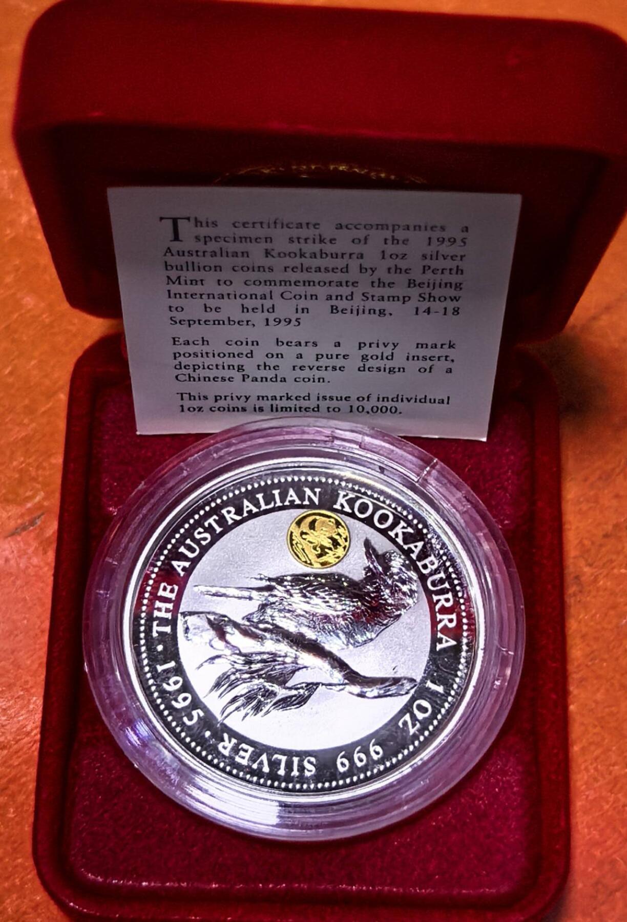 北京马甸外国币专卖第135期，外国币专场，陆续上拍，欢迎关注 1996年澳大利亚镶金熊猫翠鸟银币，重1盎司，999银，金0.6克，品相如图，盒证齐全