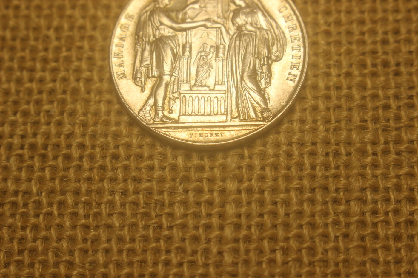 2025.3.1英法主题小拍卖 法国1907年结婚纪念章，银质，直径3厘米，背面手工刻画纹章，侧边铭夫妇名字以及丰饶角ARGENT标，整体细节锐利，近库存品相