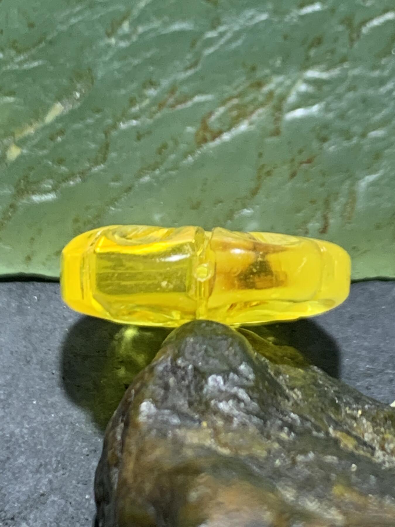 天然乌克兰原矿蜜蜡雕刻太阳花随形背云（板珠，吊坠)一个，