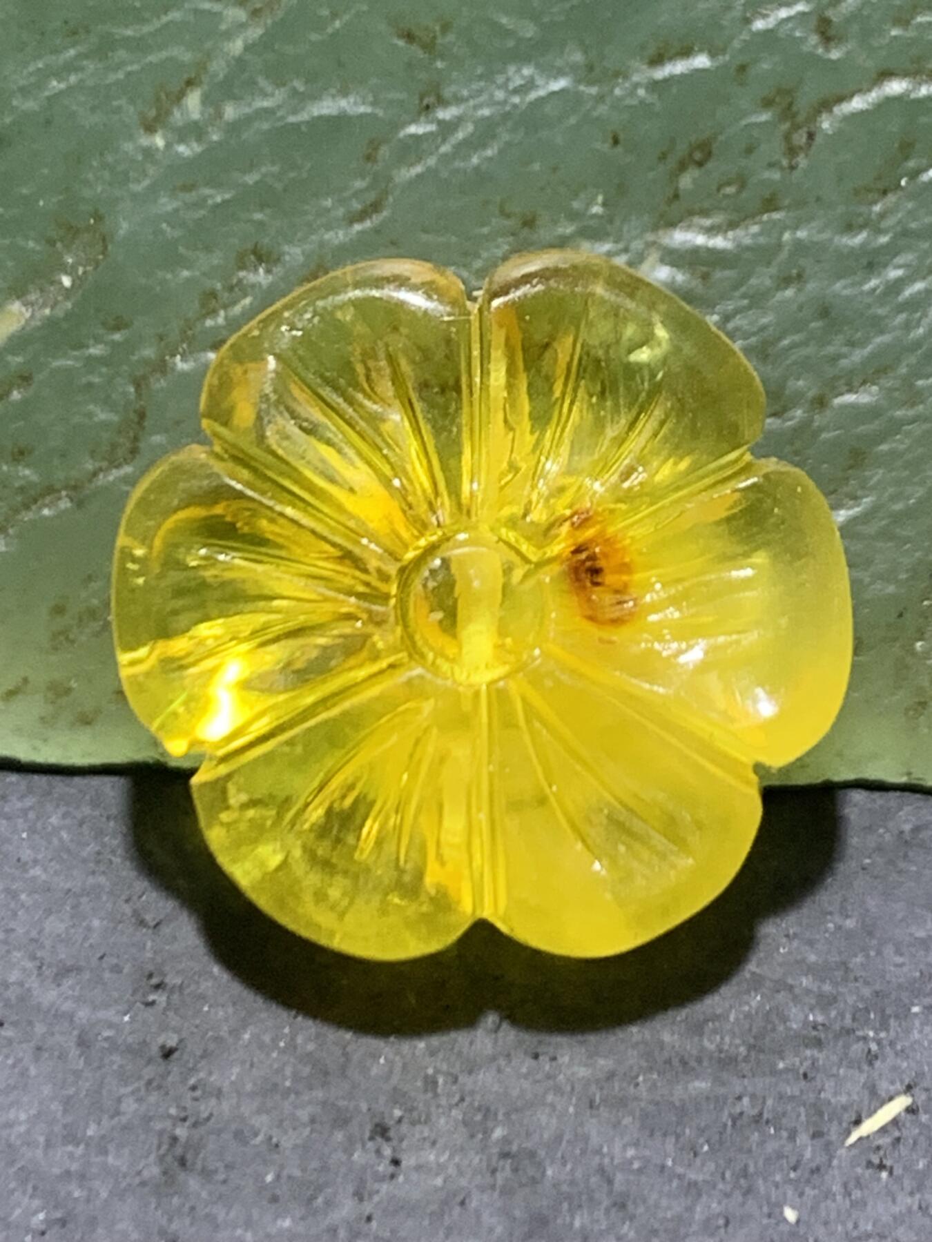 天然乌克兰原矿蜜蜡雕刻太阳花随形背云（板珠，吊坠)一个，