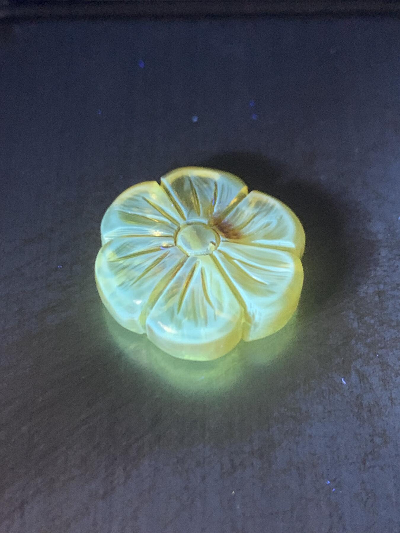 天然乌克兰原矿蜜蜡雕刻太阳花随形背云（板珠，吊坠)一个，