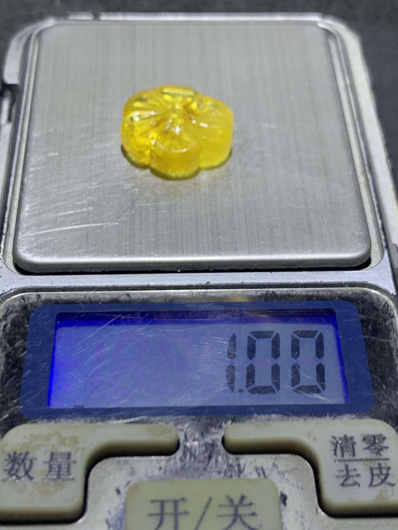 天然乌克兰原矿蜜蜡雕刻太阳花随形背云（板珠，吊坠)一个，