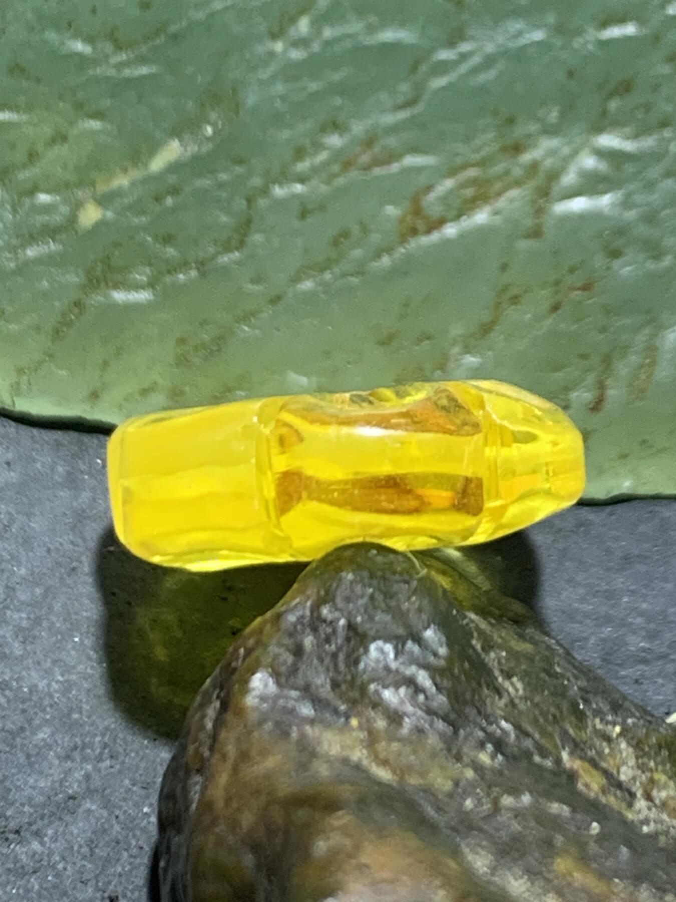 天然乌克兰原矿蜜蜡雕刻太阳花随形背云（板珠，吊坠)一个，