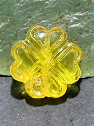 天然乌克兰原矿蜜蜡雕刻四叶幸运草随形通货背云（板珠，吊坠)一个 - 天然乌克兰原矿蜜蜡雕刻四叶幸运草随形通货背云（板珠，吊坠)一个