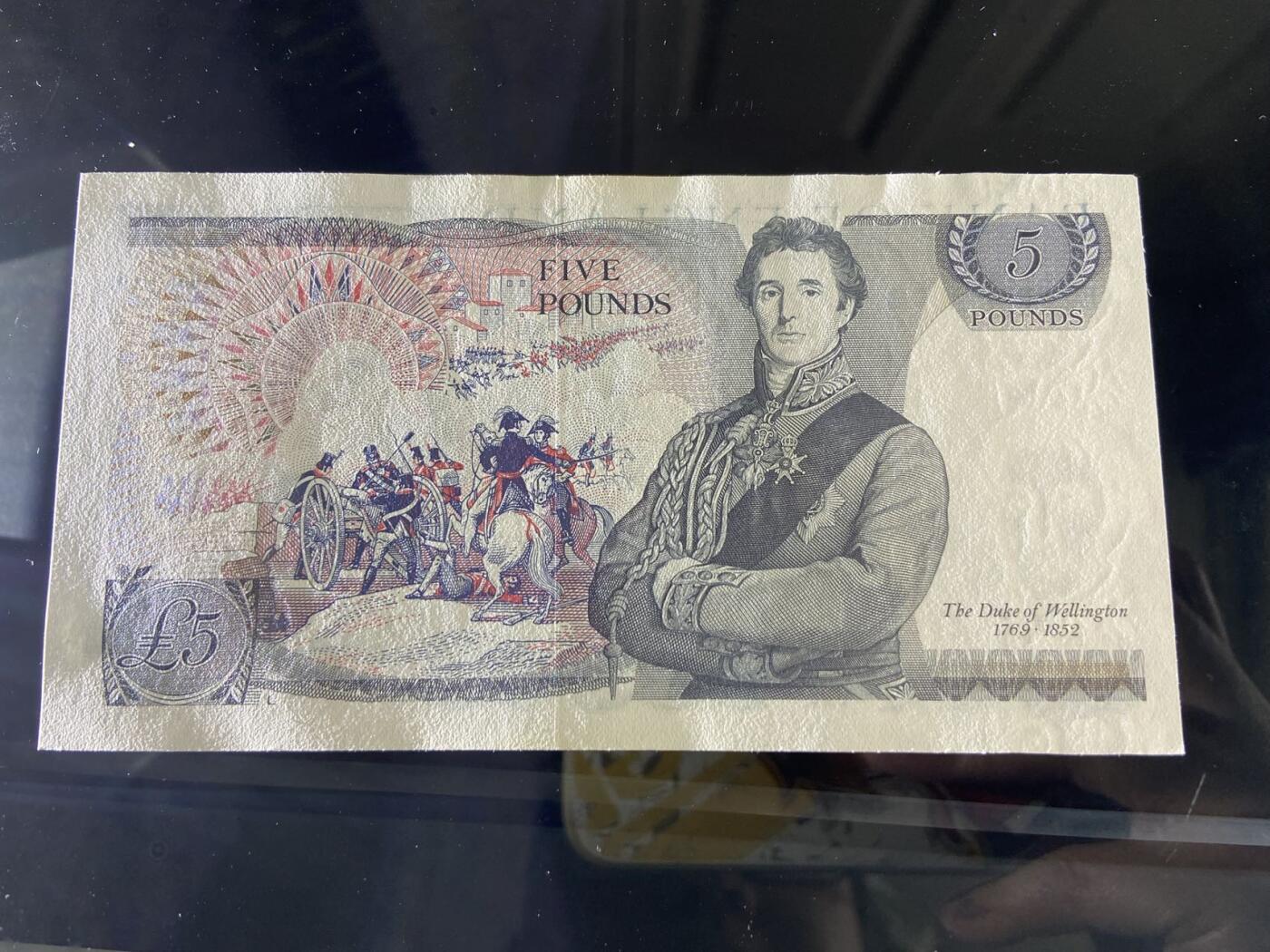 【炜奕收藏】，第二十六期 英国D序列5镑，UNC-品相，左上角有轻微缺角