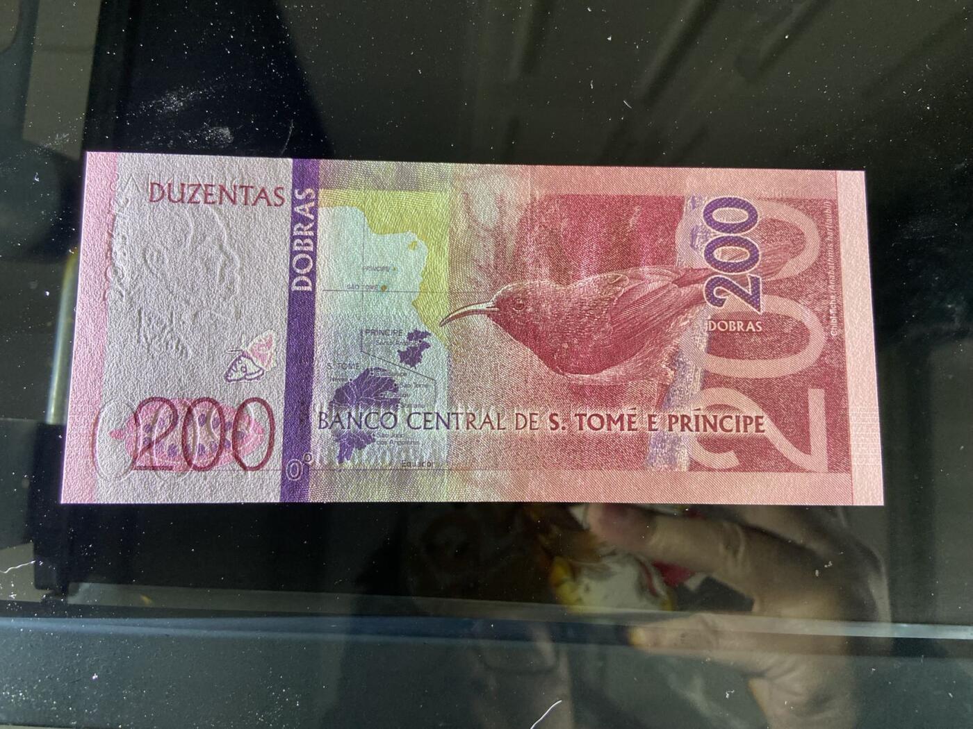 【炜奕收藏】，第二十六期 圣多美和普林西比200多拉布，稀有品种，UNC品相。号码无47